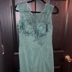 Elegant Green Lace Evening Dress